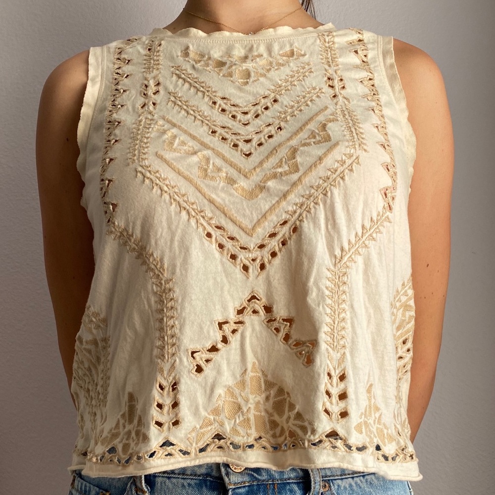Cropped shirt with cut out pattern